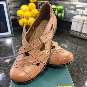 Clarks Tan Leather Flats with Cut-Out Design. Size 7